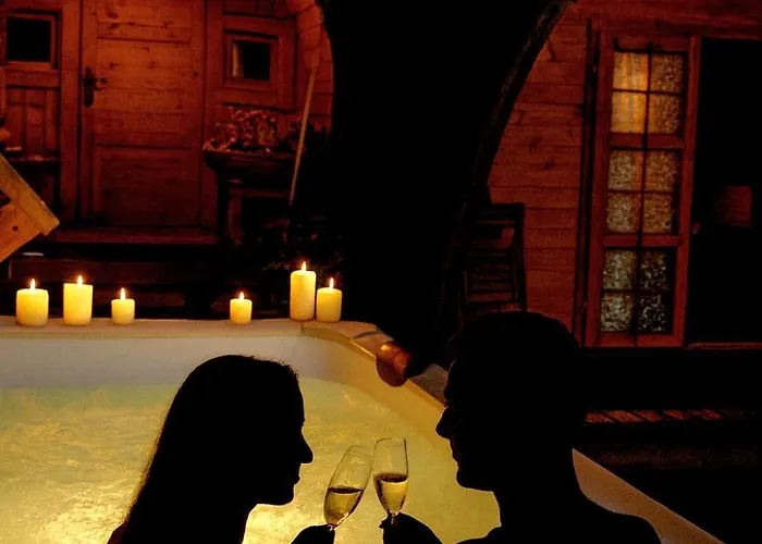 En Bois Avec Jacuzzi Prive Et Piscine Campingplatz