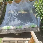 En Bois Avec Jacuzzi Privé Et Piscine *
