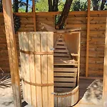 En Bois Avec Jacuzzi Privé Et Piscine
