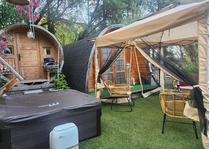 En Bois Avec Jacuzzi Prive Et Piscine 营地 *