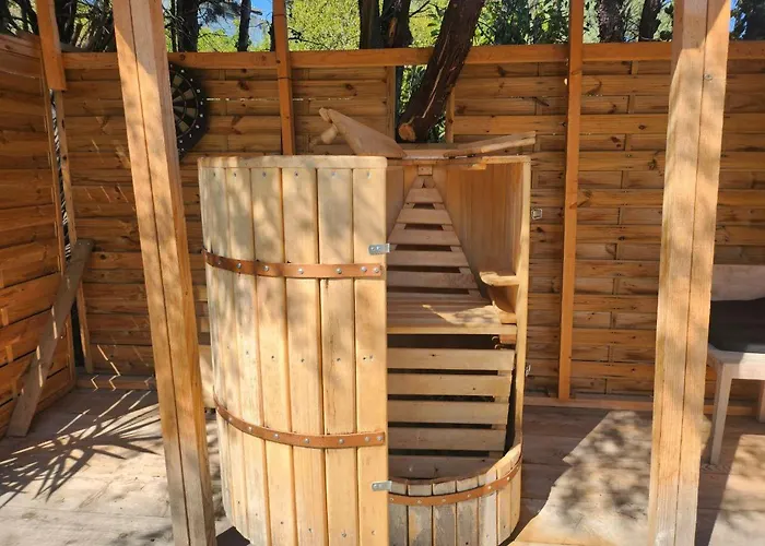 En Bois Avec Jacuzzi Prive Et Piscine